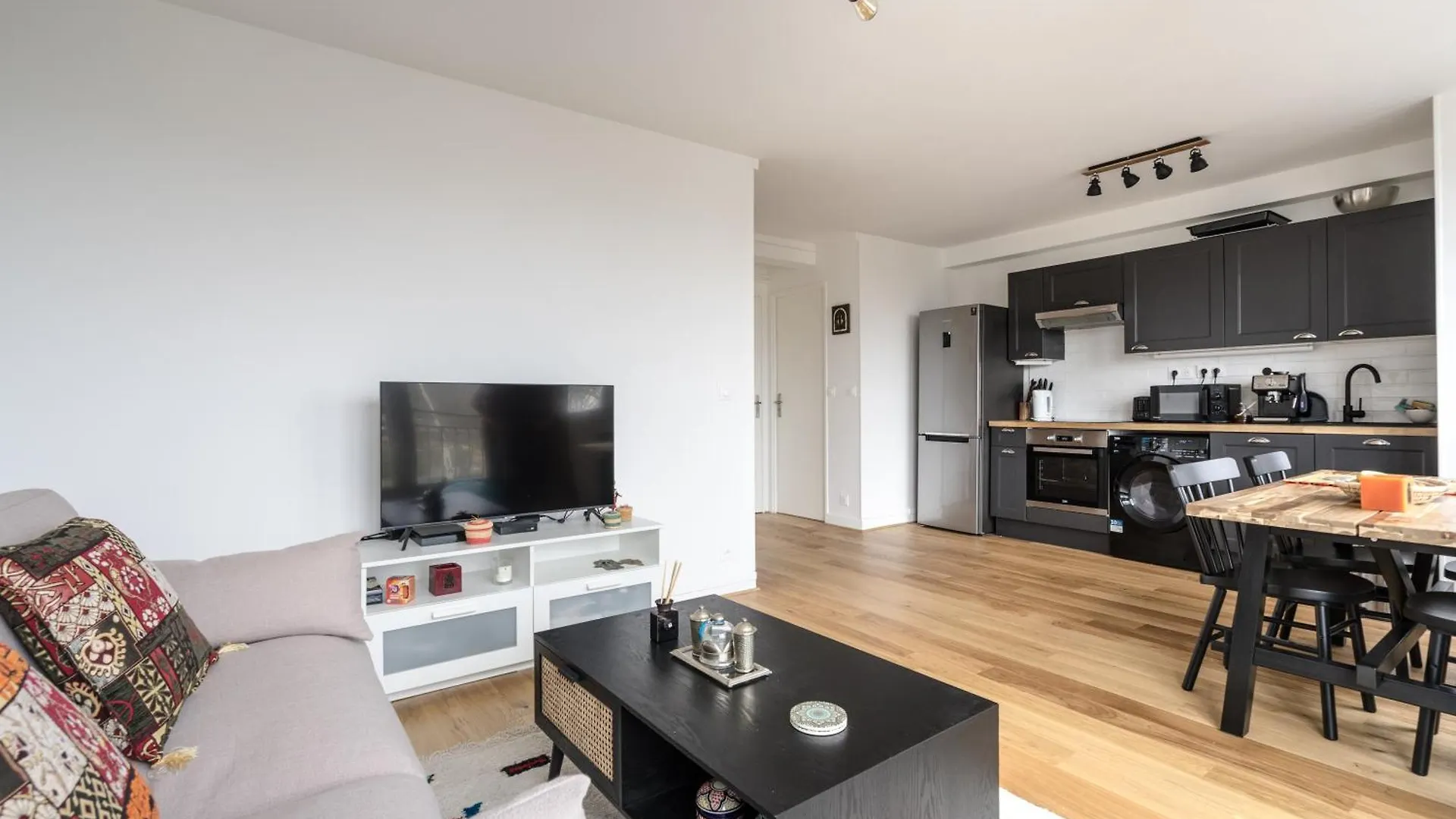 Charming In 5 With Stunning View * Paris