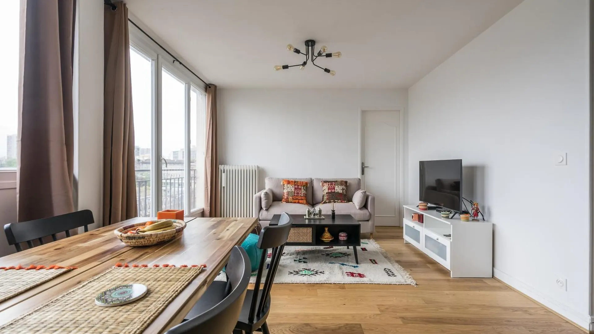 Charming In 5 With Stunning View Paris